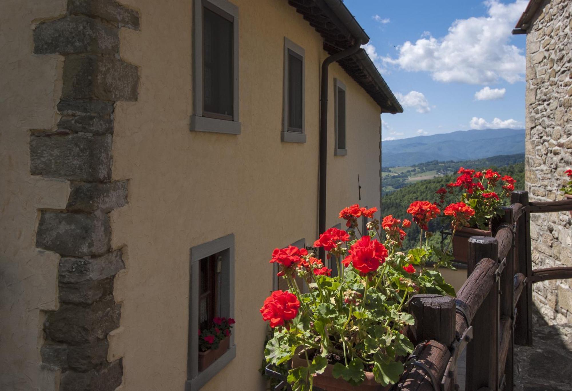 Borgo Tramonte Hotel Пратовекио Екстериор снимка